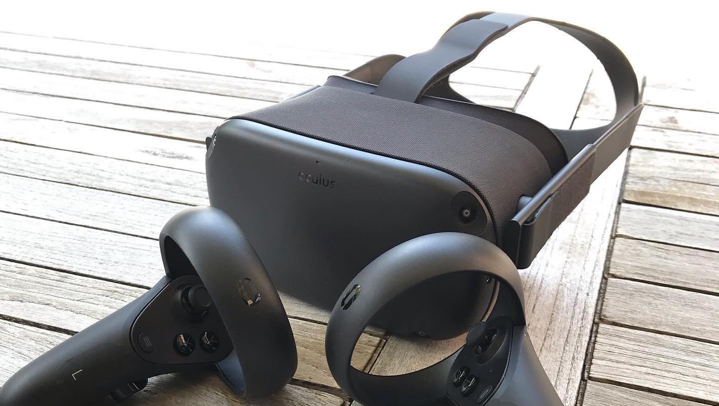 VR headset by Oculus: Quest 1